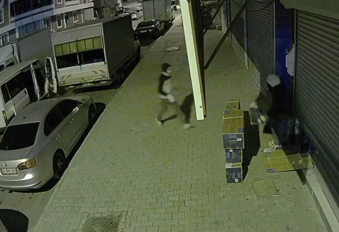 basaksehirde klima hirsizligi kamerada 1 Qyzmg1KW