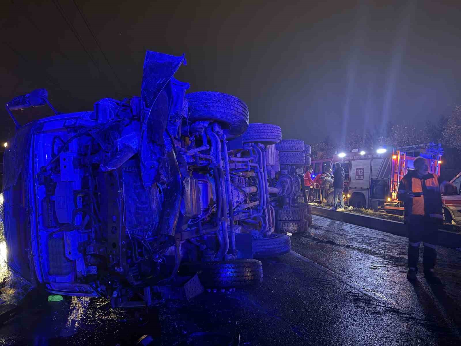 basaksehirde kontrolden cikan beton mikseri zincirleme kazaya neden oldu 2 olu 6 yarali 2 wi5TNWlQ