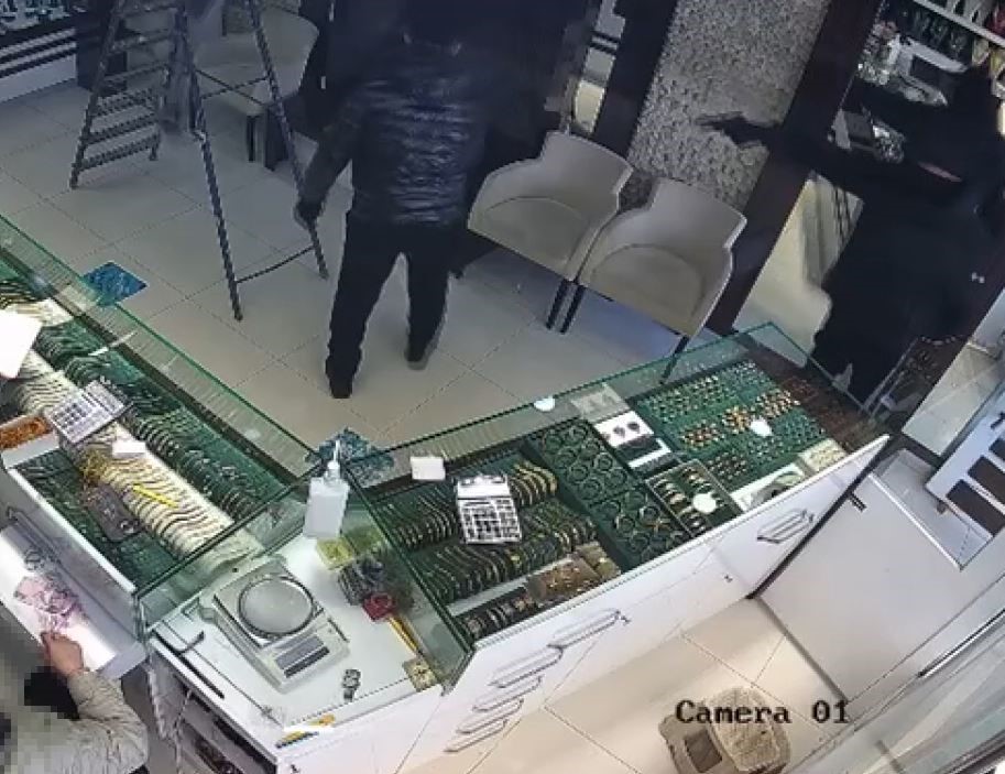 basaksehirde kuyumcuda soygun girisimi isletme sahibinin cigliklariyla kactilar 2 wpRC72s5