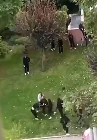 basaksehirde-lise-ogrencileri-birbirine-girdi-tekmeler-havada-ucustu-6NGz3lHx.jpg