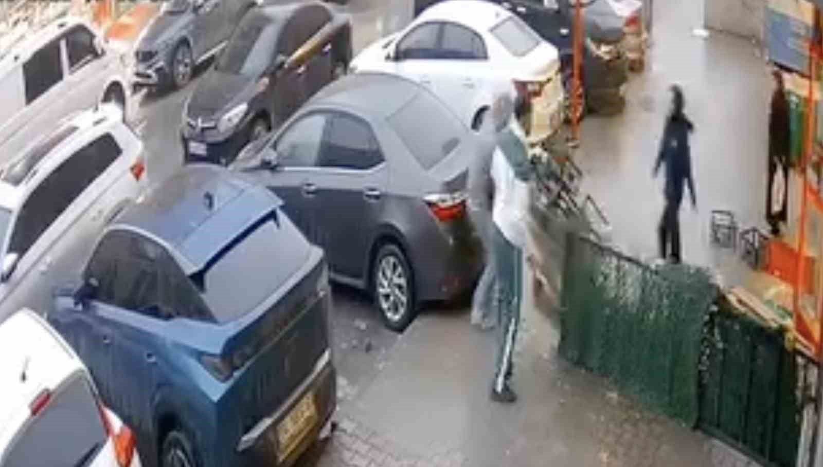 basaksehirde market onunde palet hirsizligi kamerada 0 9U2fbJmP