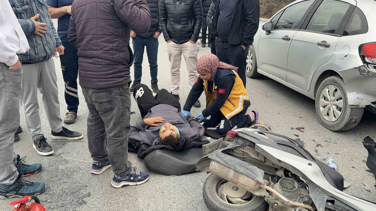 basaksehirde motosiklet uzerinde tartisirken onlerindeki otomobile carptilar 2 yarali 0 XS12nfGB