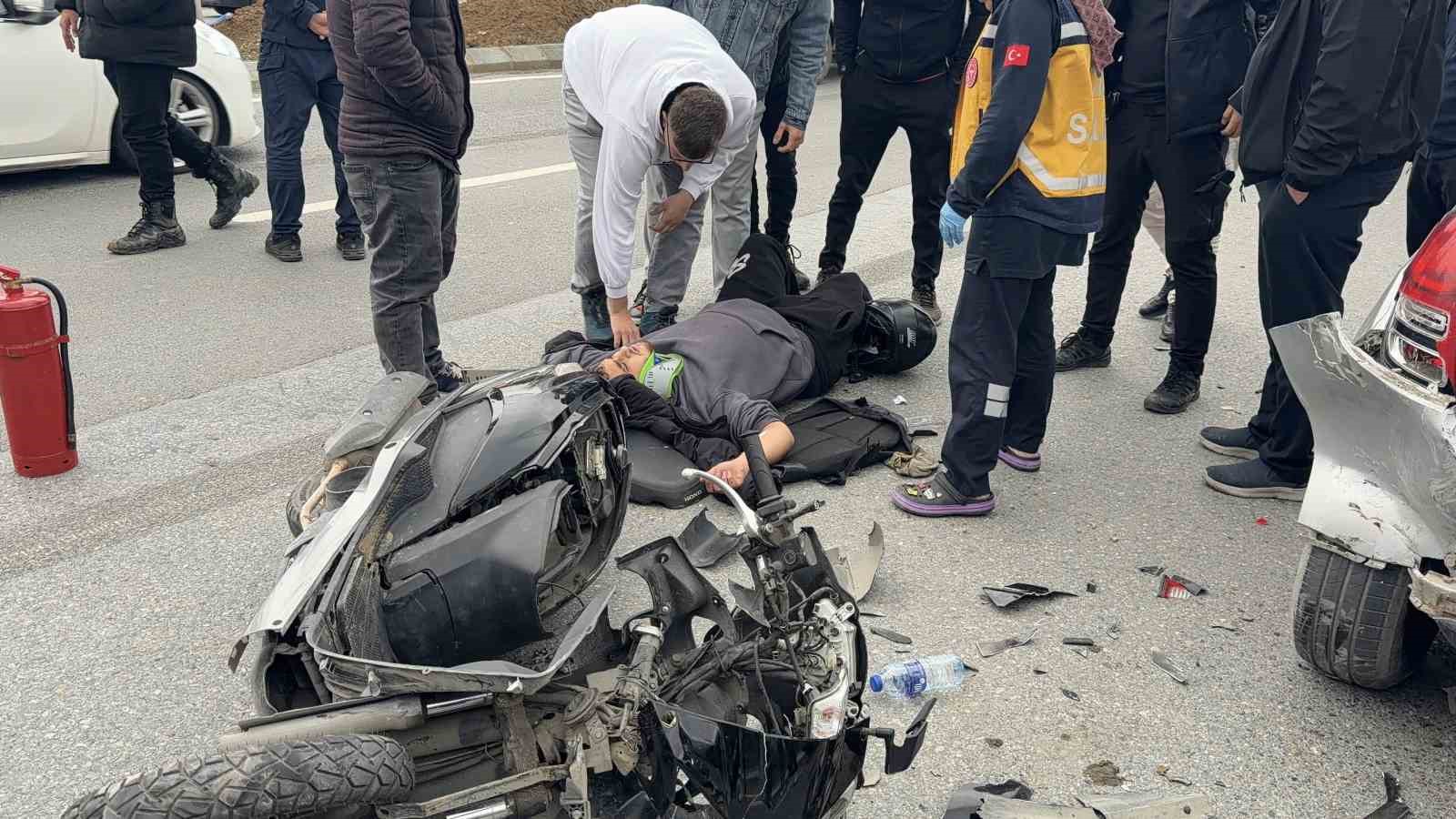 basaksehirde motosiklet uzerinde tartisirken onlerindeki otomobile carptilar 2 yarali 1 tNT79VDB