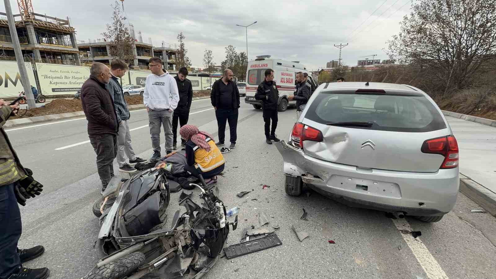 basaksehirde motosiklet uzerinde tartisirken onlerindeki otomobile carptilar 2 yarali 2