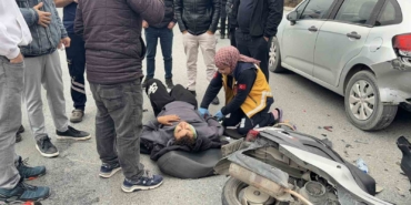 basaksehirde-motosiklet-uzerinde-tartisirken-onlerindeki-otomobile-carptilar-2-yarali-xlb4c7t7.jpg