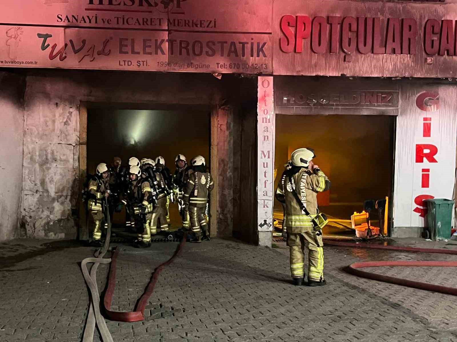 basaksehirde parfum imalati tesisinde cikan yangin 7 saattir devam ediyor 1 itfaiye eri yaralandi hvtX6WS3