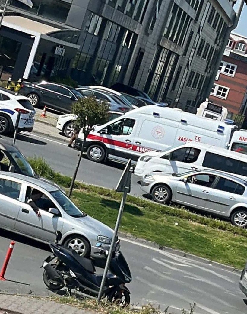 Başakşehir’de park ettiği aracından inerken silahlı saldırıya uğradı 5 basaksehirde park ettigi aracindan inerken silahli saldiriya ugradi 1 T8D25amA