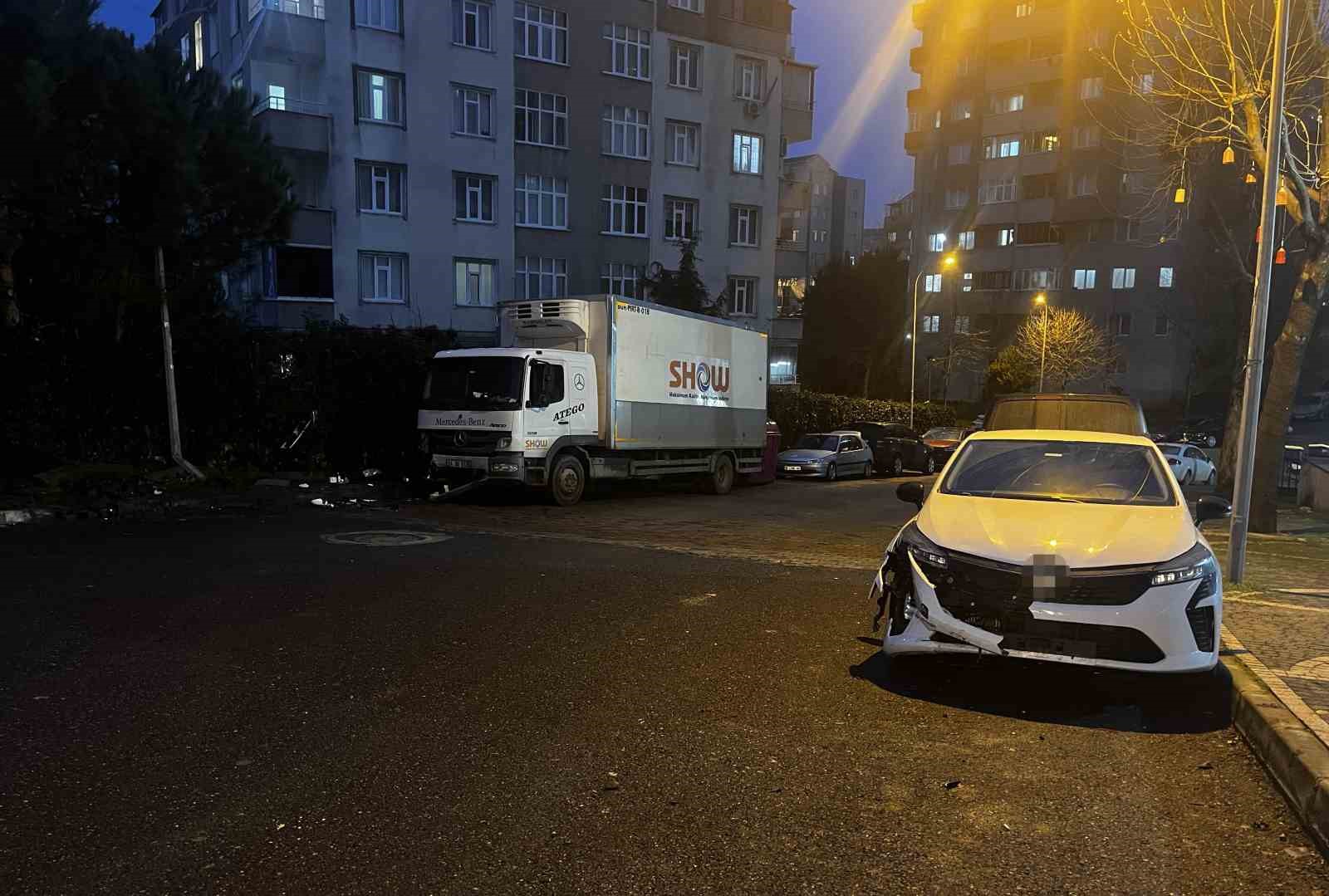 Başakşehir’de park halindeyken freni boşalan tır 5 araca çarptı: 2 araç kullanılamaz hale geldi 4 basaksehirde park halindeyken freni bosalan tir 5 araca carpti 2 arac kullanilamaz hale geldi 3i3pa3vD