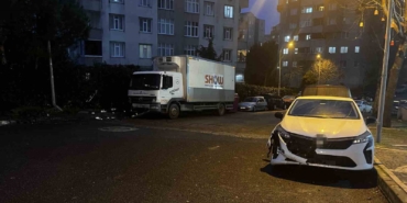 basaksehirde-park-halindeyken-freni-bosalan-tir-5-araca-carpti-2-arac-kullanilamaz-hale-geldi-uPfpxuTi.jpg