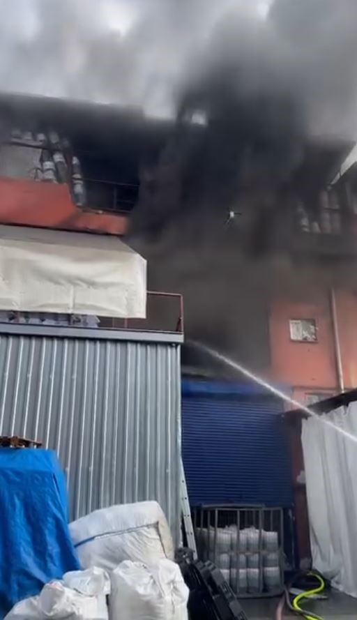 Başakşehir’de plastik imalathanesinde yangın paniği 5 basaksehirde plastik imalathanesinde yangin panigi 1 Ib24uV1E