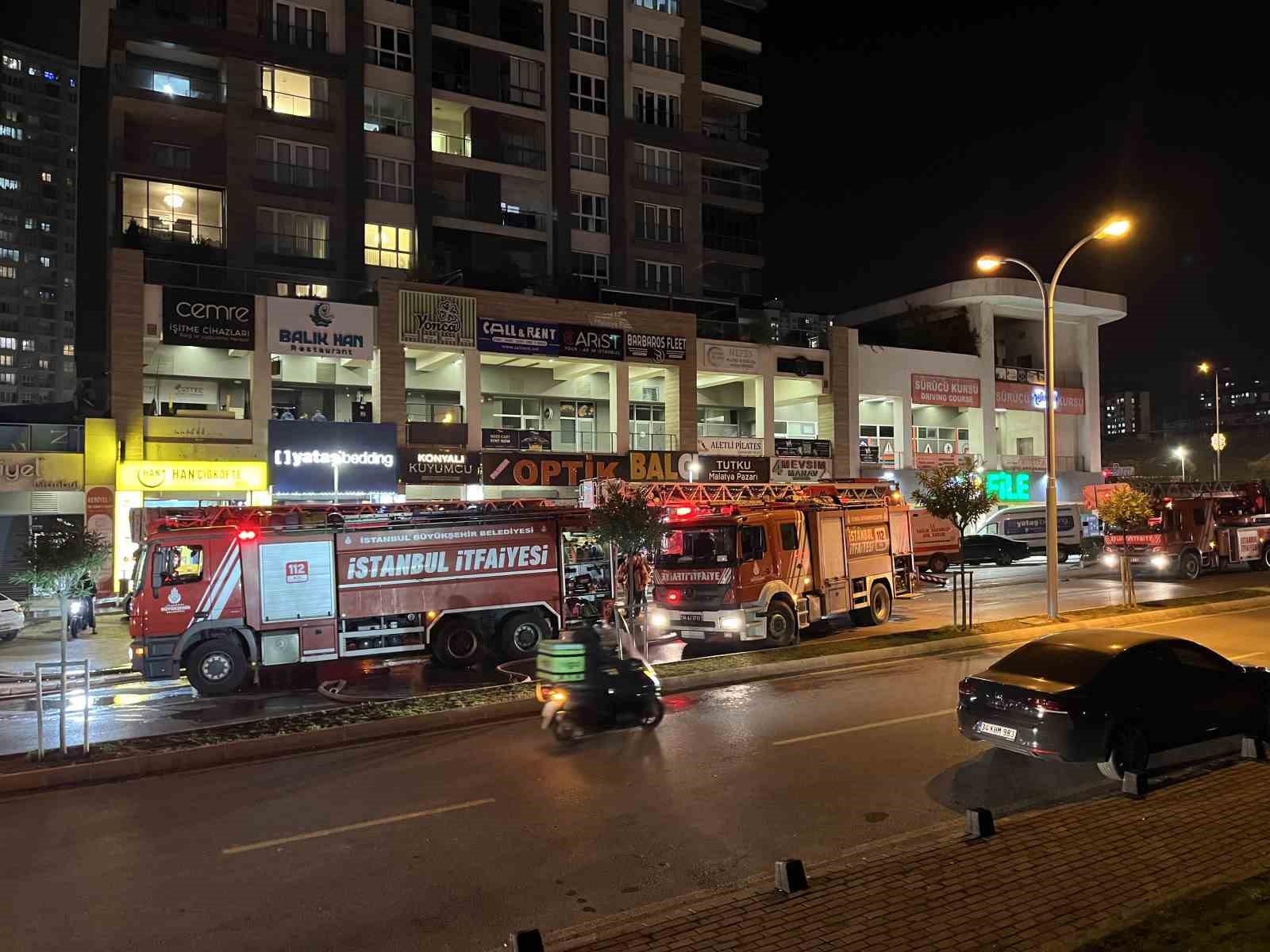 basaksehirde restoran yangini binayi dumanlar sardi mahsur kalanlari itfaiye kurtardi 1 gRXizdP2