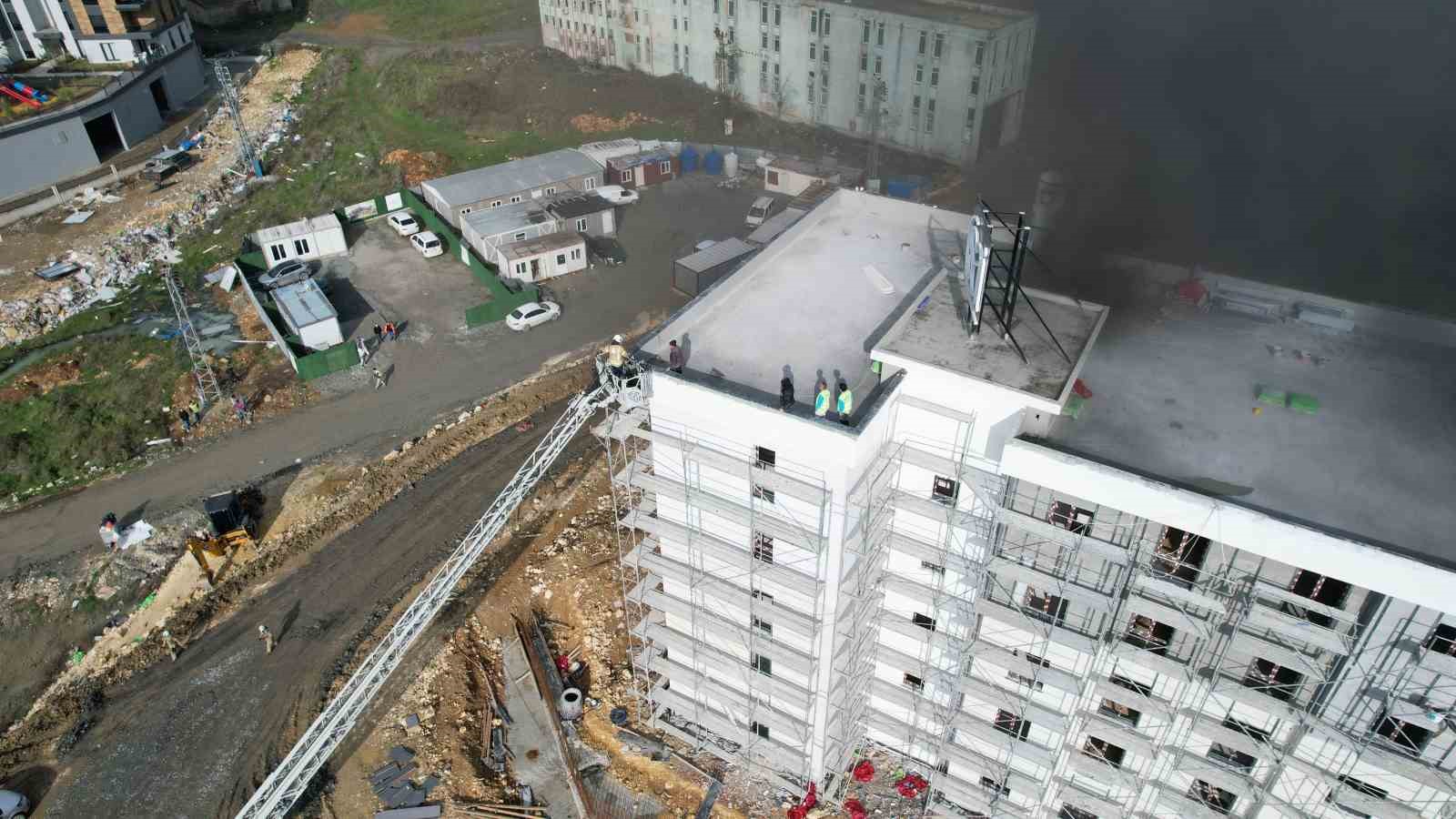 basaksehirde santiyede korkutan yangin isciler catiya sigindi 0 iHbYfIAT