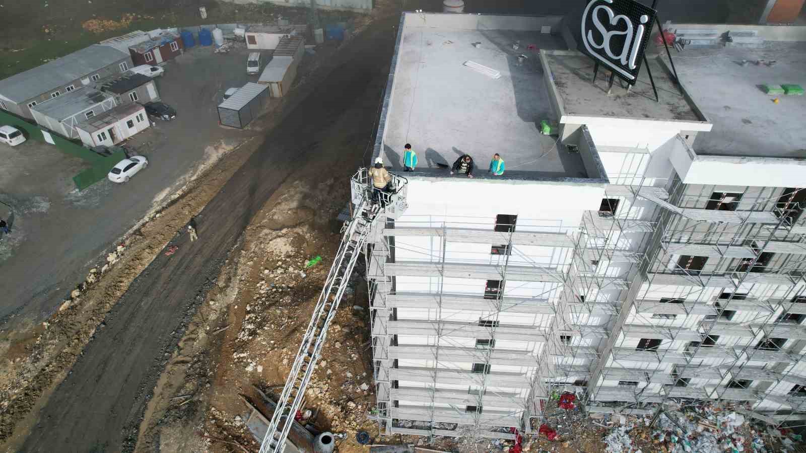 basaksehirde santiyede korkutan yangin isciler catiya sigindi 2 zLALOH8W