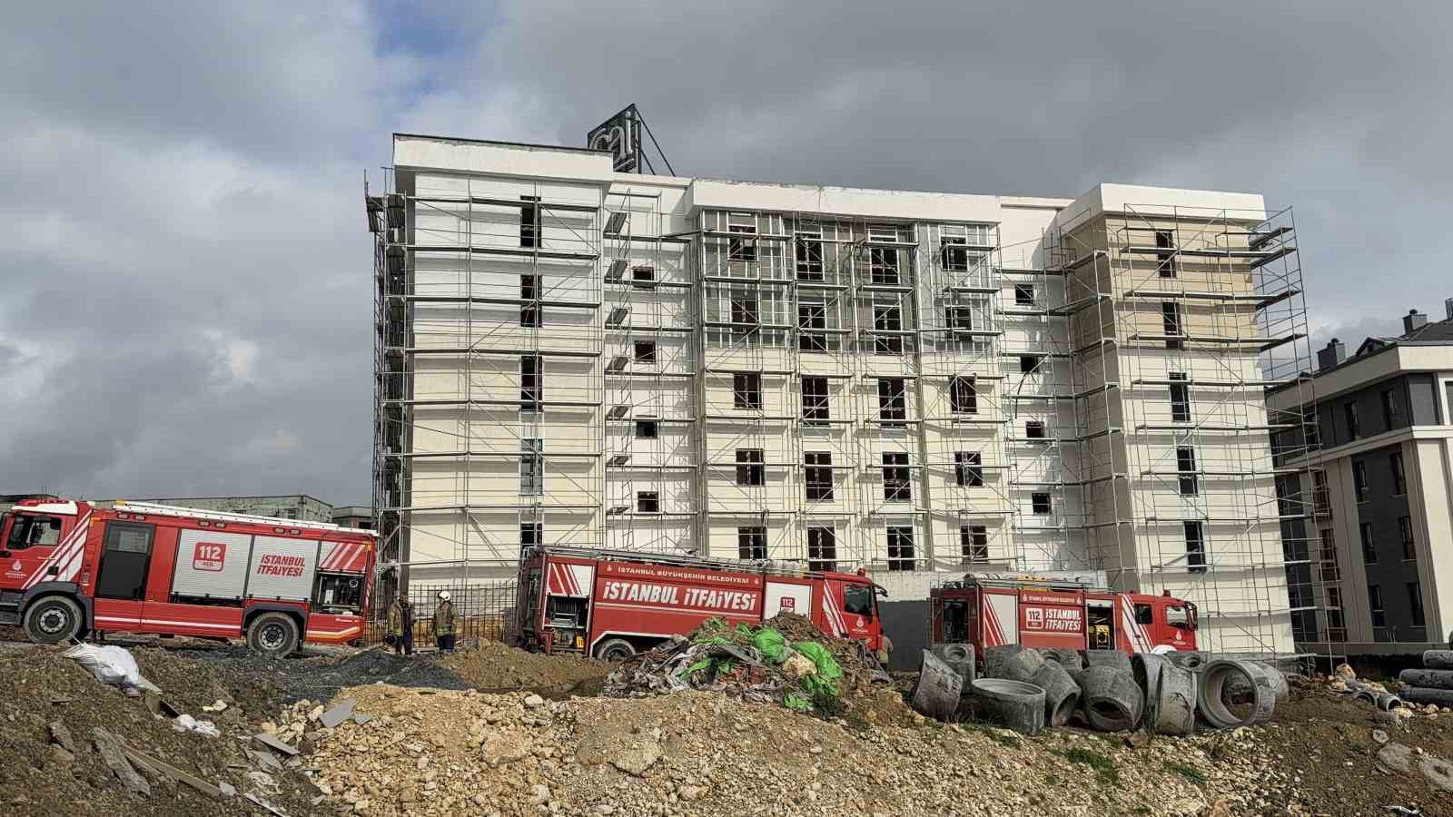 basaksehirde santiyede korkutan yangin isciler catiya sigindi 3 36cwj8fj