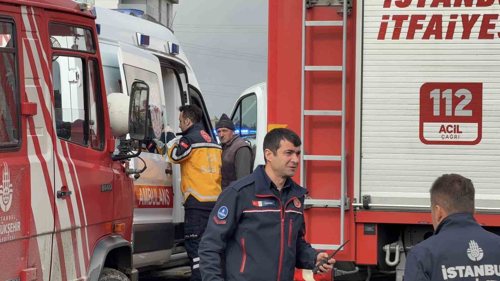 basaksehirde santiyede korkutan yangin isciler catiya sigindi 4 D8MH2mSZ