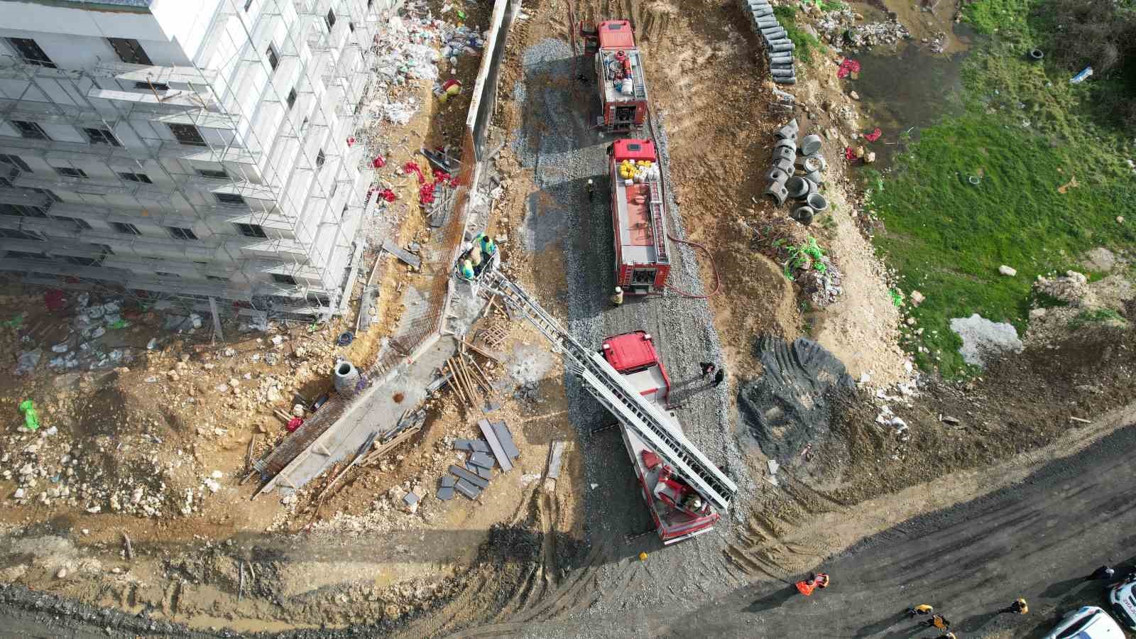 basaksehirde santiyede korkutan yangin isciler catiya sigindi 7 Sy3cRnJr