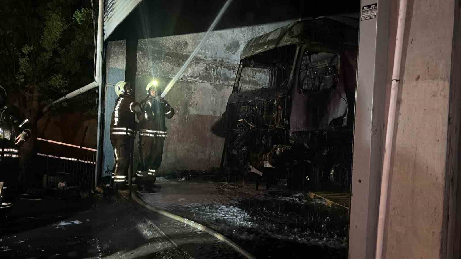 Başakşehir’de tamirhanedeki tırda yangın çıktı 4 basaksehirde tamirhanedeki tirda yangin cikti 0 jJTMfrjw