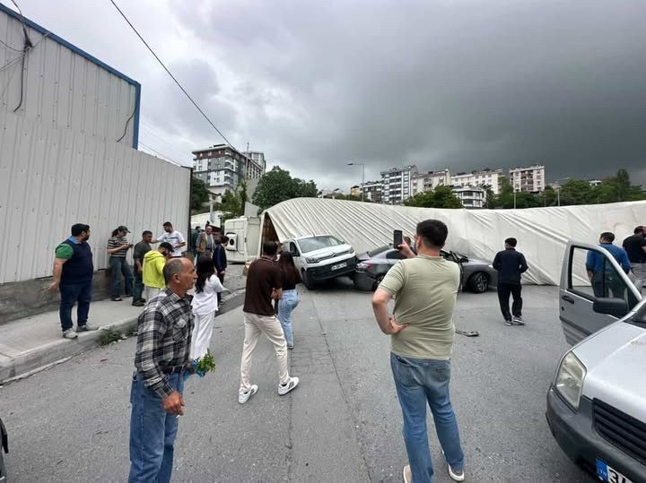 basaksehirde tir iki otomobilin uzerine devrildi 1 yarali 1 Yeybg828