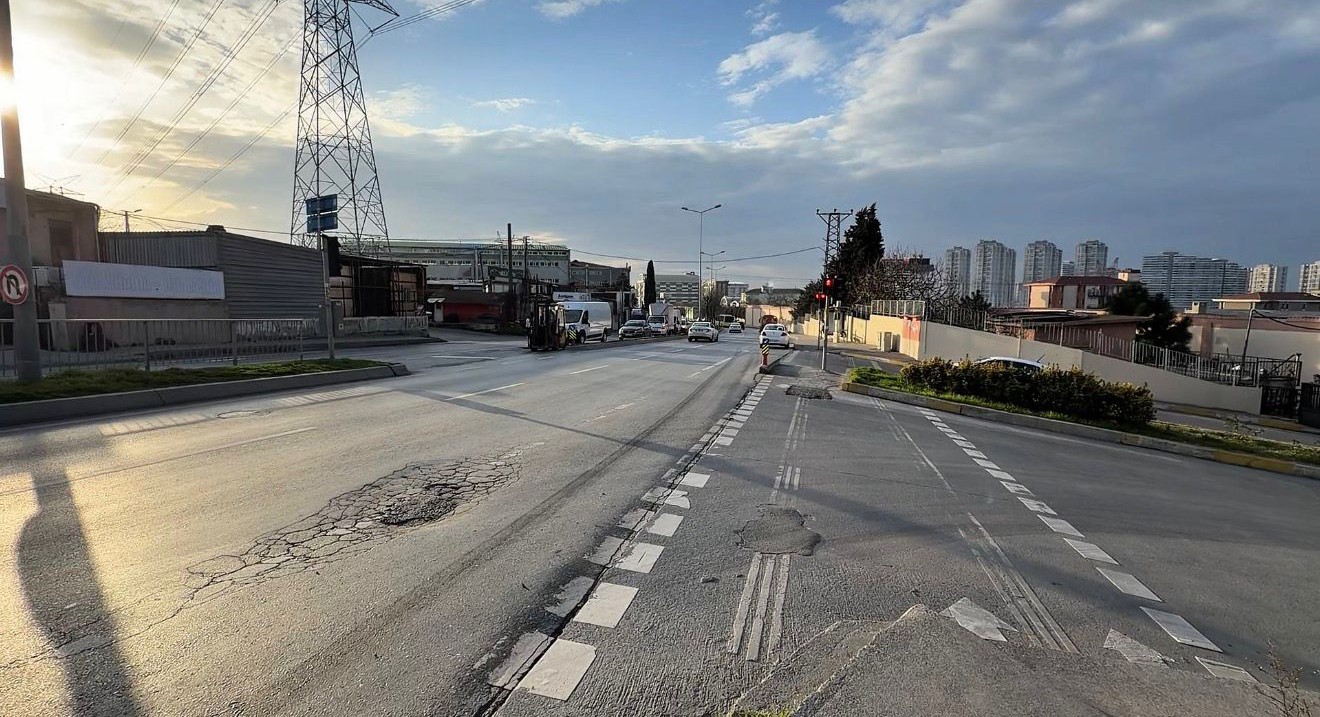 basaksehirde tirin altinda kalan motosiklet surucusu olumden dondu 0 85tFv8ue