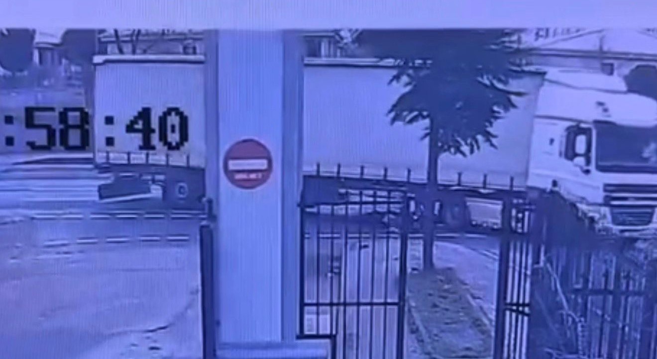 basaksehirde tirin altinda kalan motosiklet surucusu olumden dondu 1 zZNCy6Od