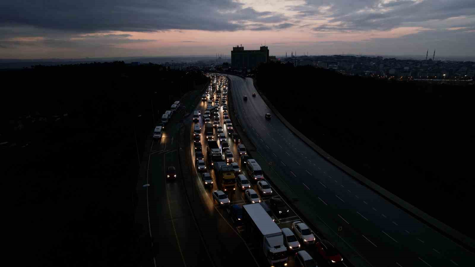 basaksehirde zincirleme kaza sonrasi olusan trafik yogunlugu havadan goruntulendi 1 OZIQyID2