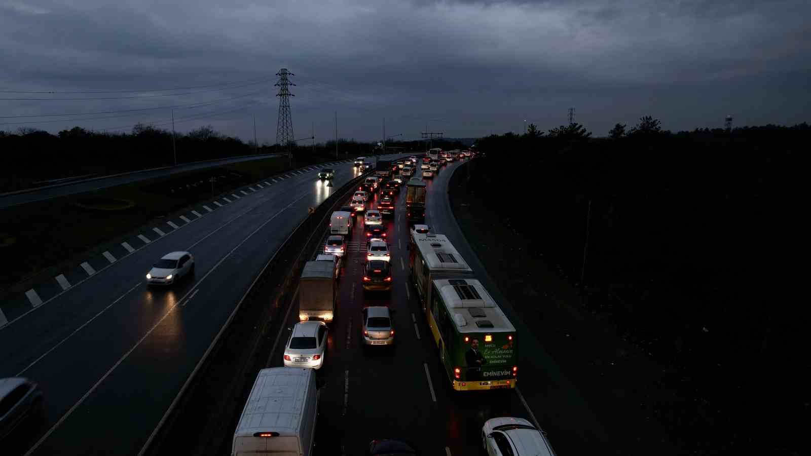 basaksehirde zincirleme kaza sonrasi olusan trafik yogunlugu havadan goruntulendi 2 32kCVpGA