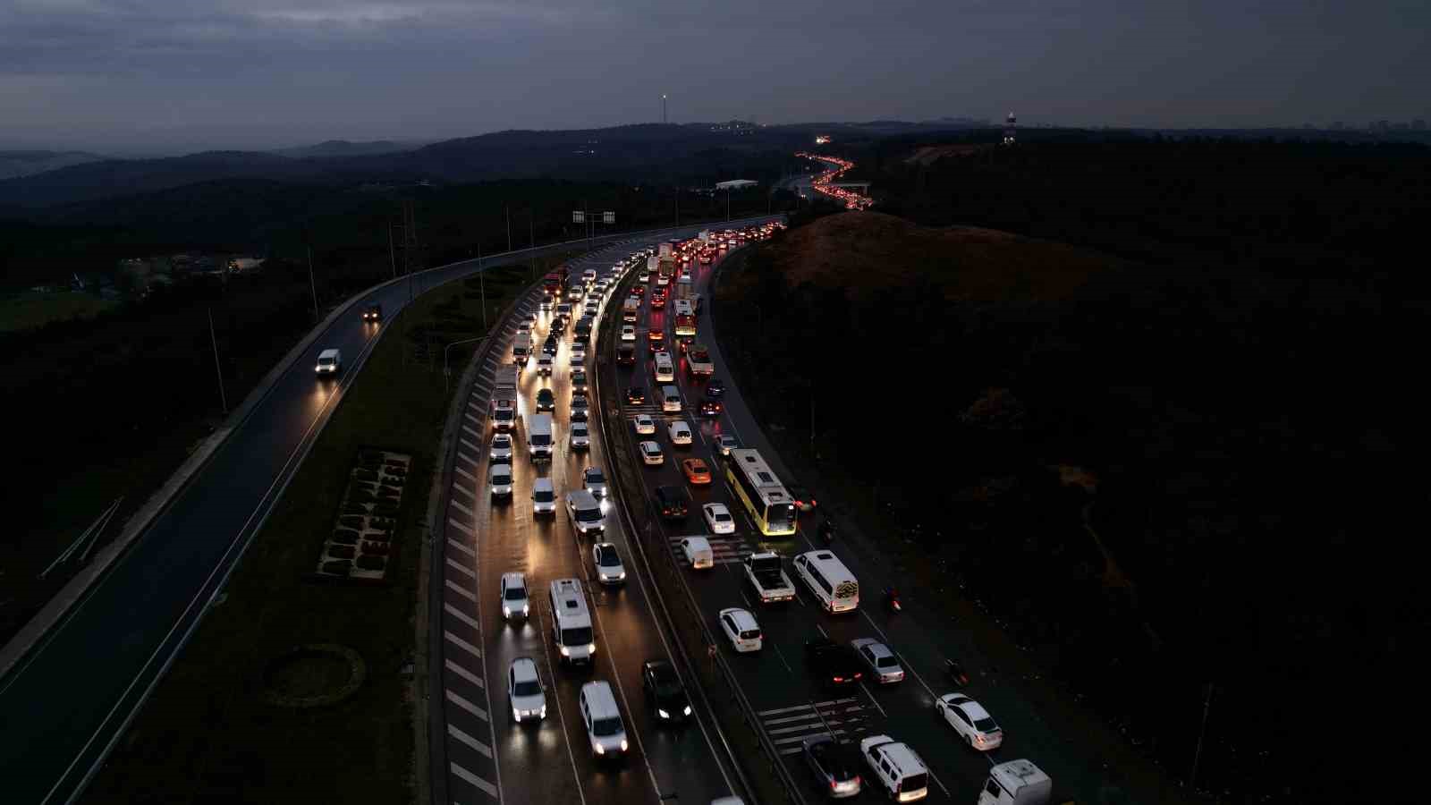 basaksehirde zincirleme kaza sonrasi olusan trafik yogunlugu havadan goruntulendi 3 2Bp2i4Gr