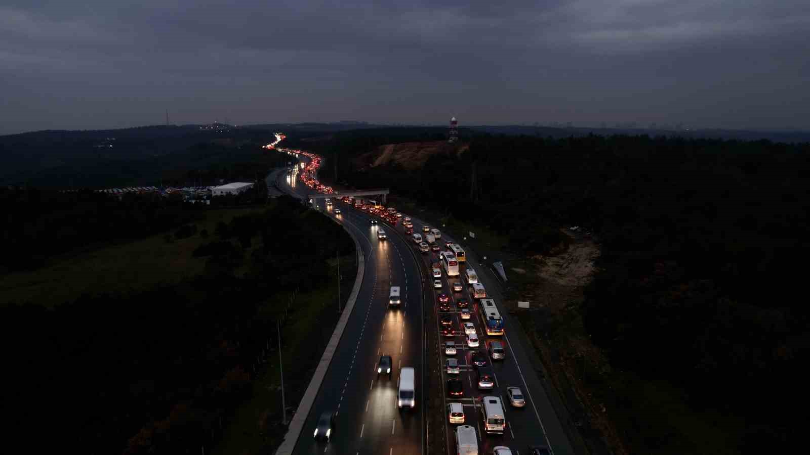 basaksehirde zincirleme kaza sonrasi olusan trafik yogunlugu havadan goruntulendi 4 8u5ihdjM