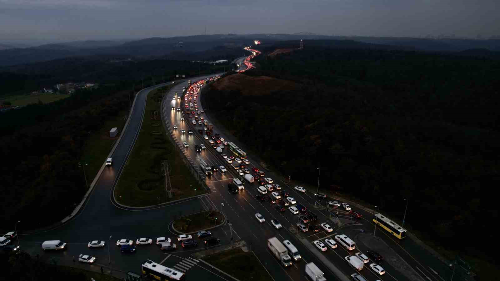 basaksehirde zincirleme kaza sonrasi olusan trafik yogunlugu havadan goruntulendi 5 4zaR7QAC