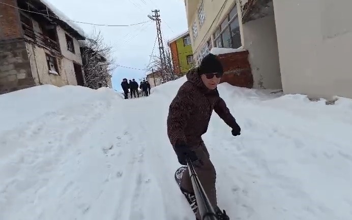 basciftlik sokaklarini snowboard pistine dondurdu 0