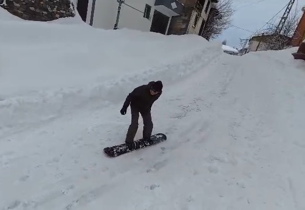 basciftlik sokaklarini snowboard pistine dondurdu 1 LTBWaU9p