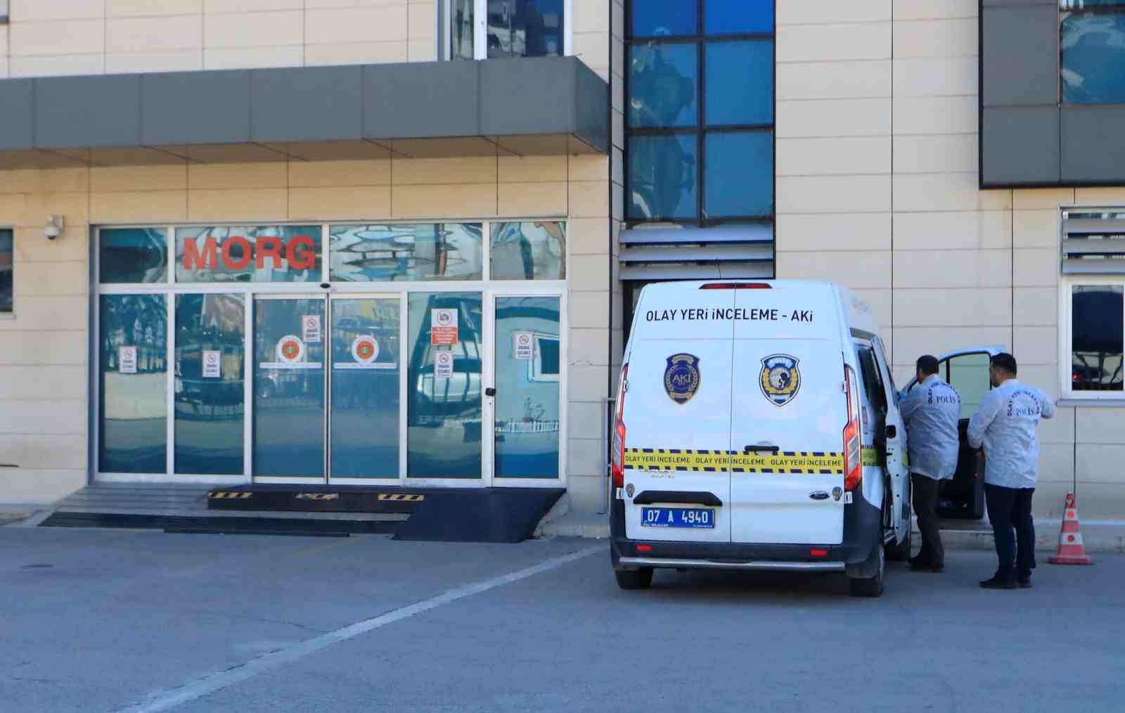 basindan vurulmus halde esi tarafindan hastaneye goturulen kadin hayatini kaybetti 2 6M4Bn96h