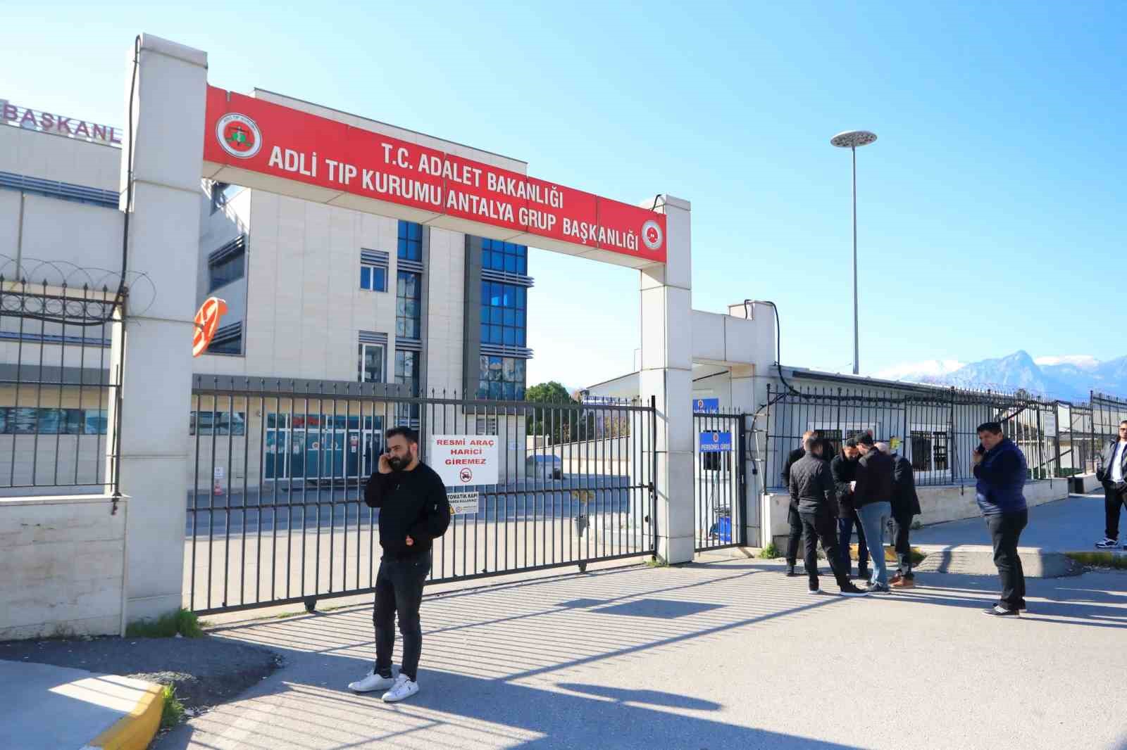 basindan vurulmus halde esi tarafindan hastaneye goturulen kadin hayatini kaybetti 3
