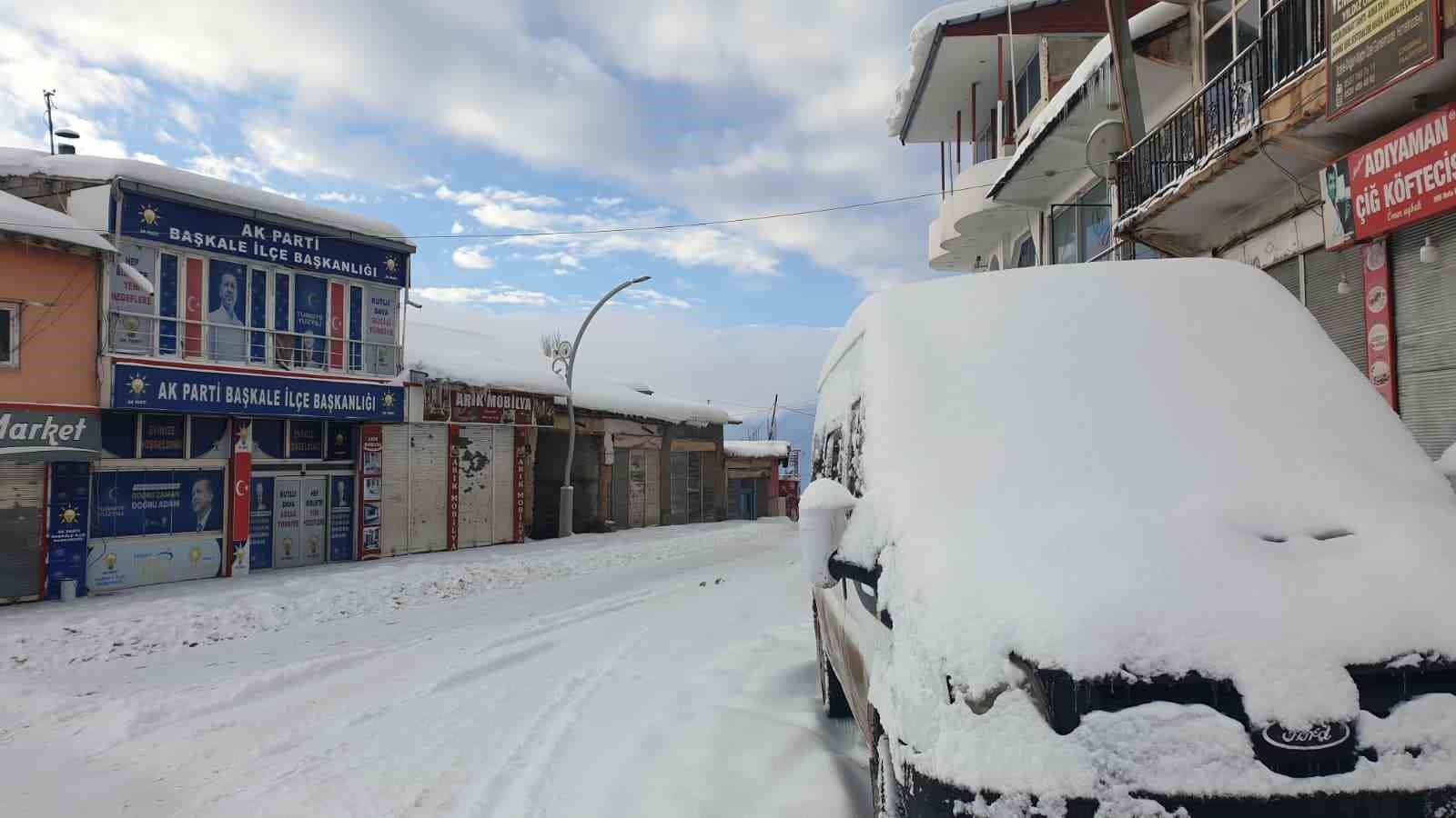 baskale kara gomuldu 88 yerlesim yerinin yolu kapandi 13 qeb29Sqy