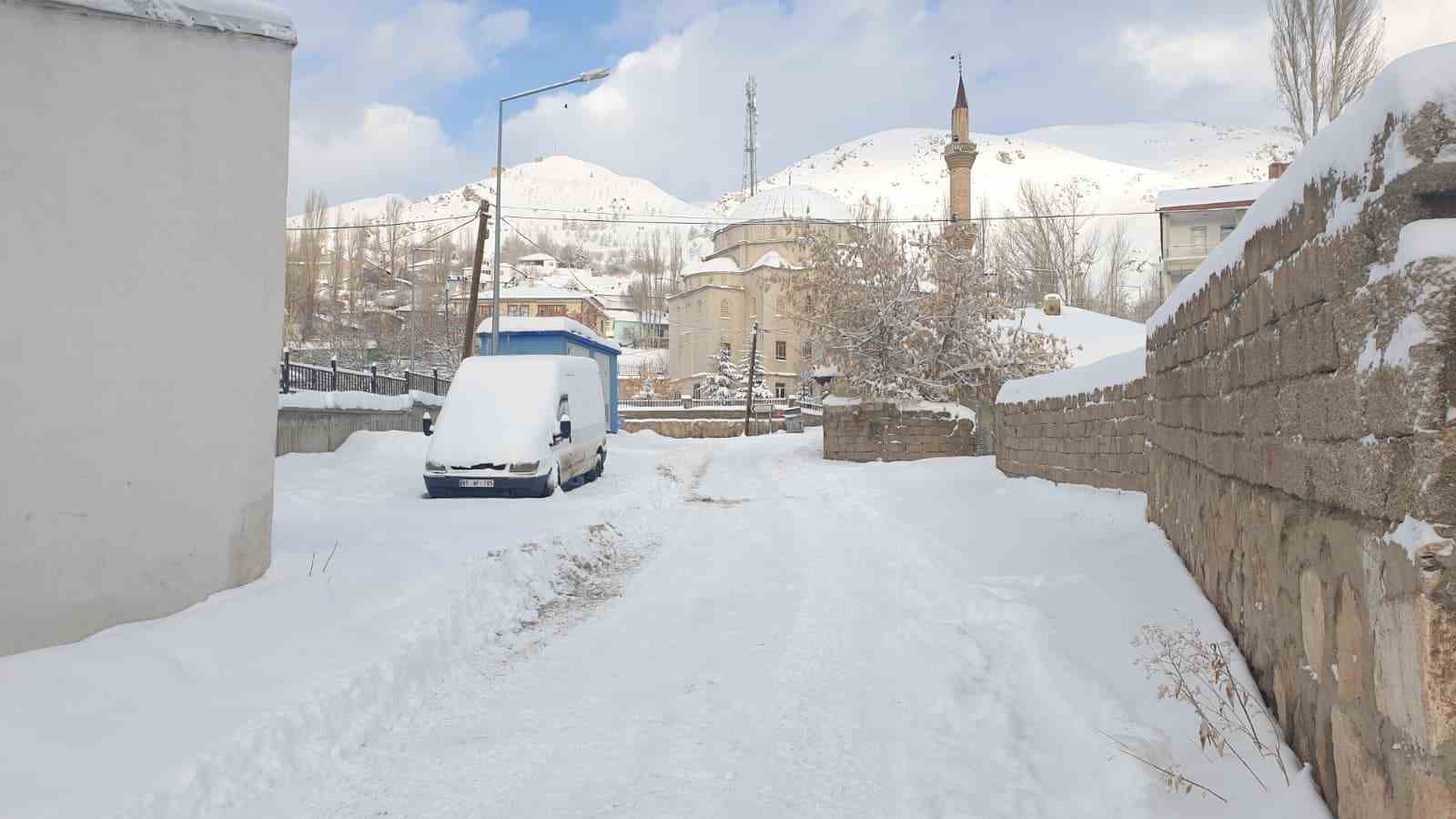 baskale kara gomuldu 88 yerlesim yerinin yolu kapandi 17 cJFf7EyA