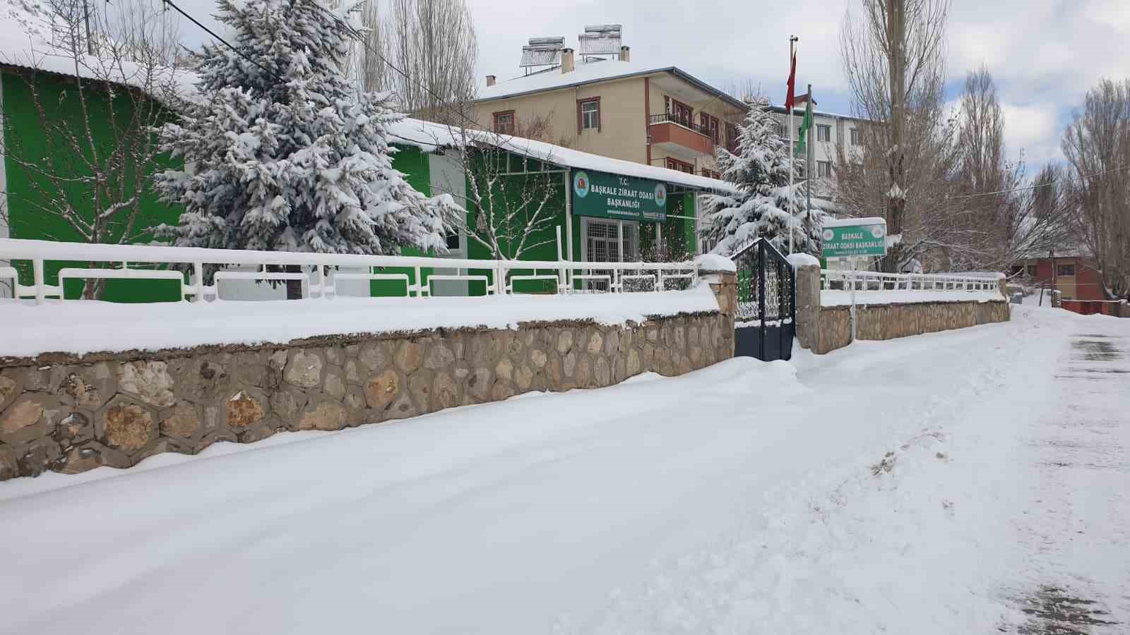 baskale kara gomuldu 88 yerlesim yerinin yolu kapandi 6 lcKuAGkI