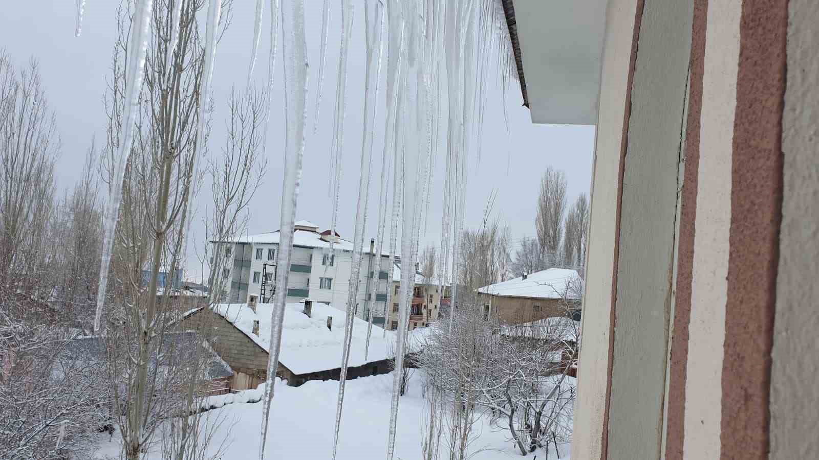 baskalede 13 yerlesim yerine ulasim saglanamiyor 4 2VilfPSU