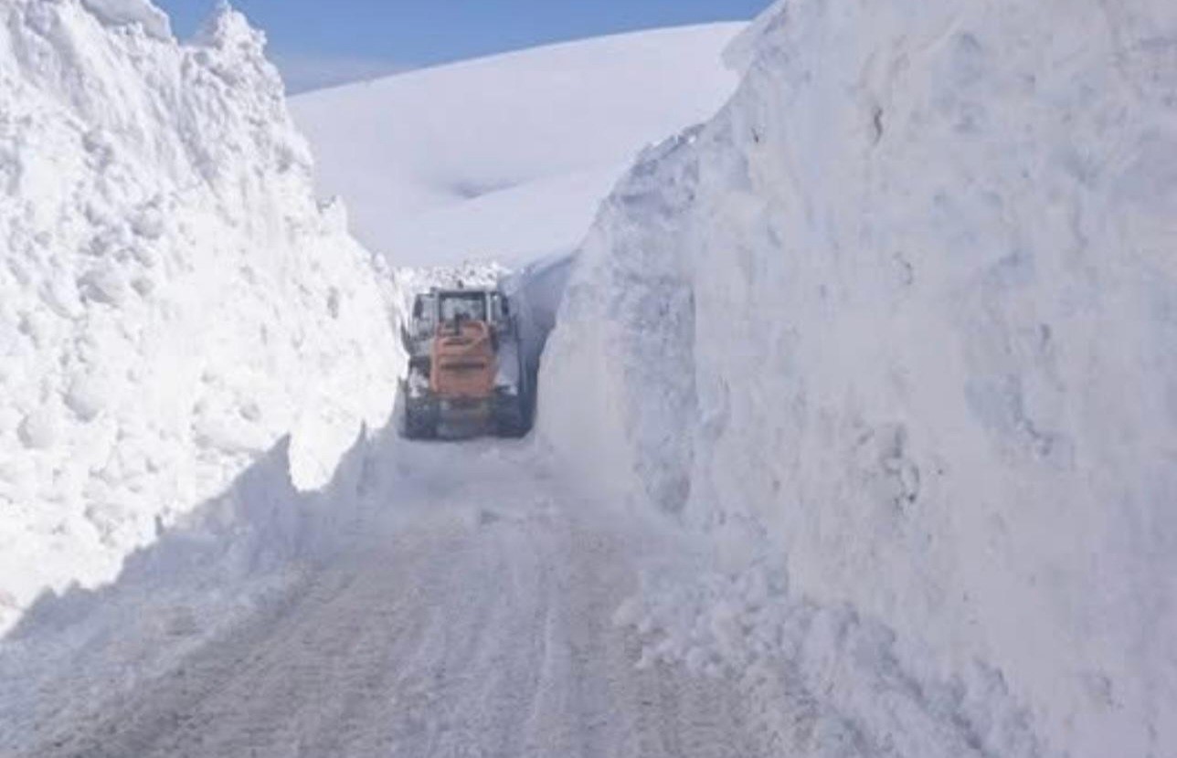 baskalede 3 metreyi bulan kar tunellerinde calisma 3 i4qytbym