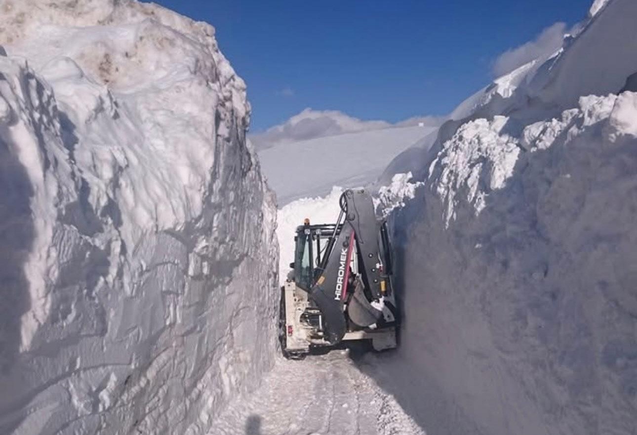 baskalede 3 metreyi bulan kar tunellerinde calisma 5 57nrHMqC