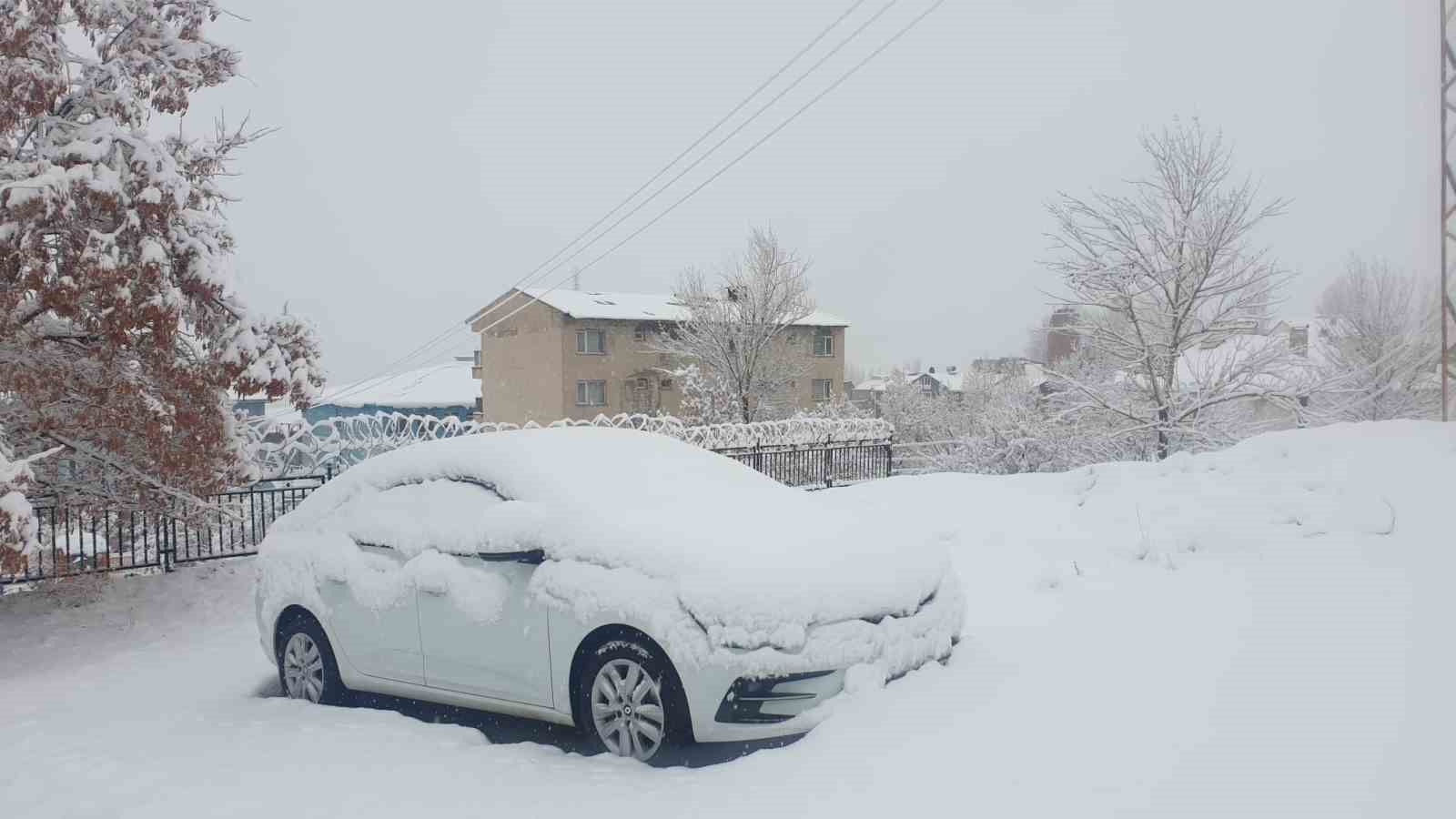 baskalede araclar kara gomuldu 11 yerlesim yerinin yolu ulasima kapandi 0 7qtFMiK4