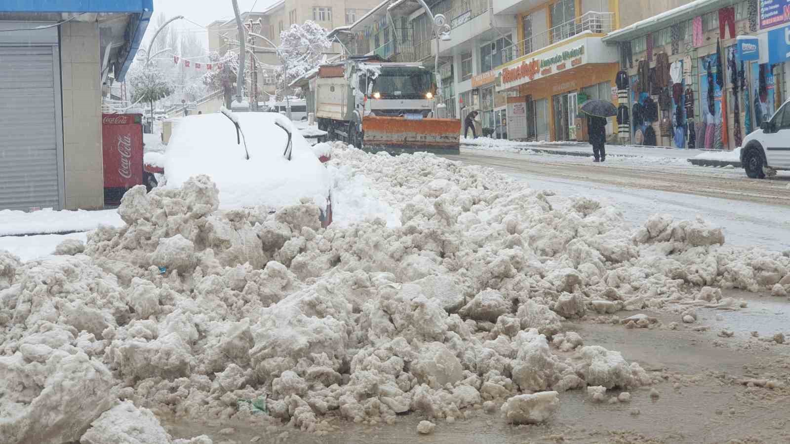baskalede araclar kara gomuldu 11 yerlesim yerinin yolu ulasima kapandi 1