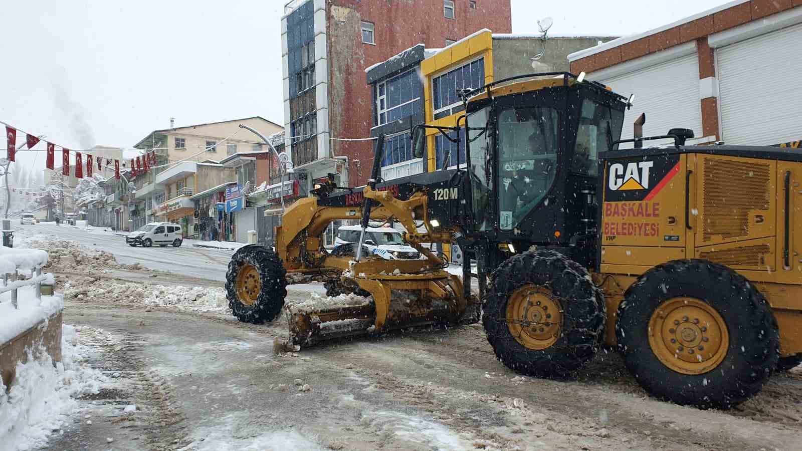 baskalede araclar kara gomuldu 11 yerlesim yerinin yolu ulasima kapandi 10 WDycRQu5