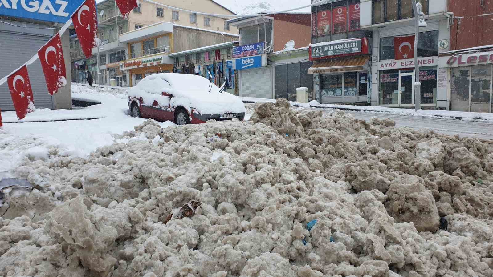 baskalede araclar kara gomuldu 11 yerlesim yerinin yolu ulasima kapandi 11 6fcy3JCK