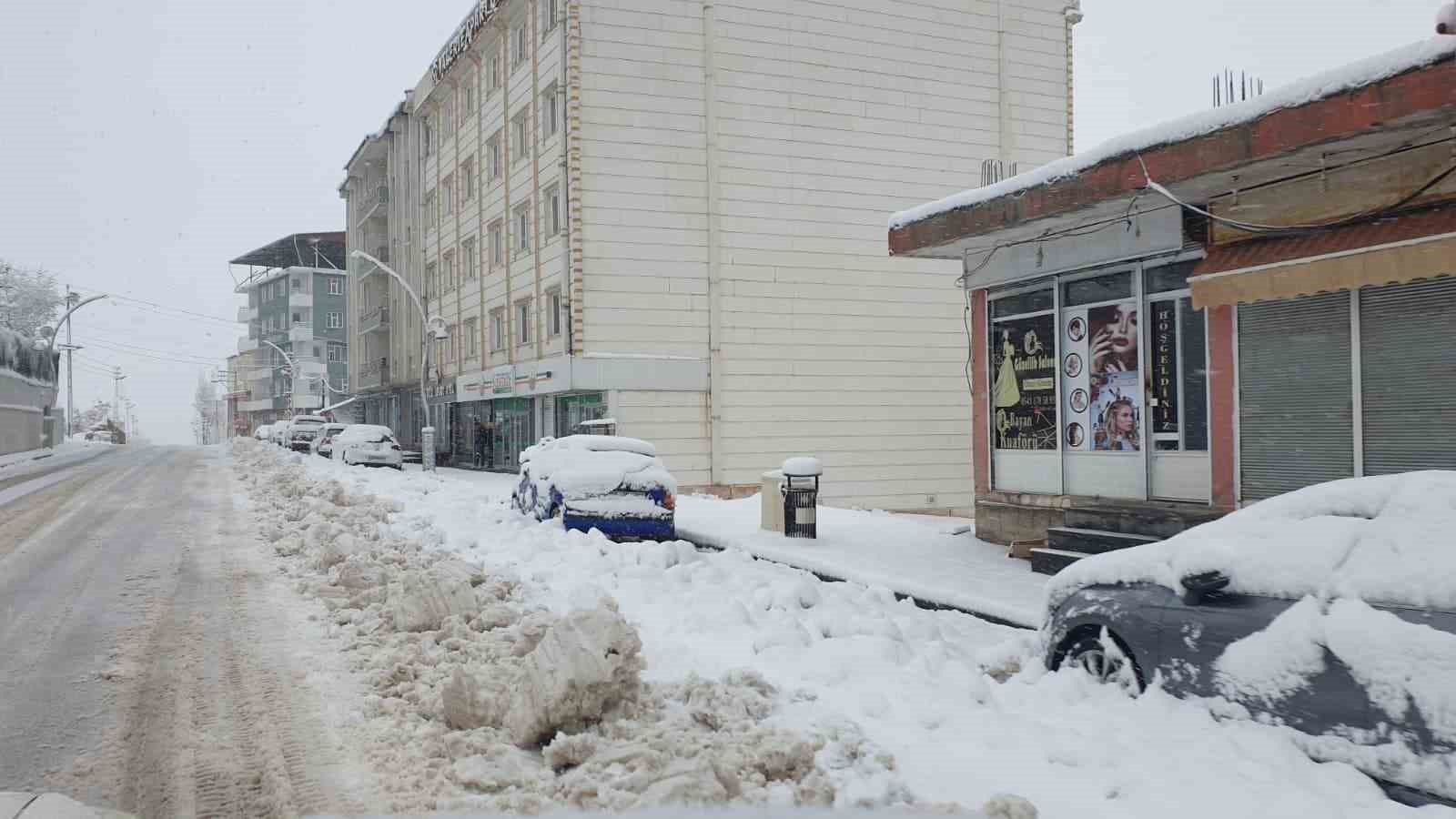 baskalede araclar kara gomuldu 11 yerlesim yerinin yolu ulasima kapandi 12 6HYTfnSh