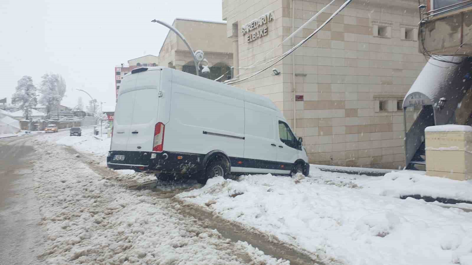baskalede araclar kara gomuldu 11 yerlesim yerinin yolu ulasima kapandi 13 sQNDileV
