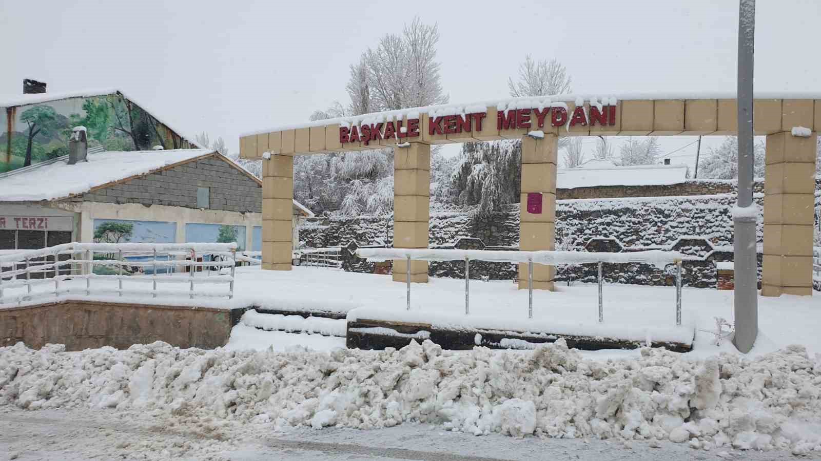 baskalede araclar kara gomuldu 11 yerlesim yerinin yolu ulasima kapandi 5 2CEecw6y
