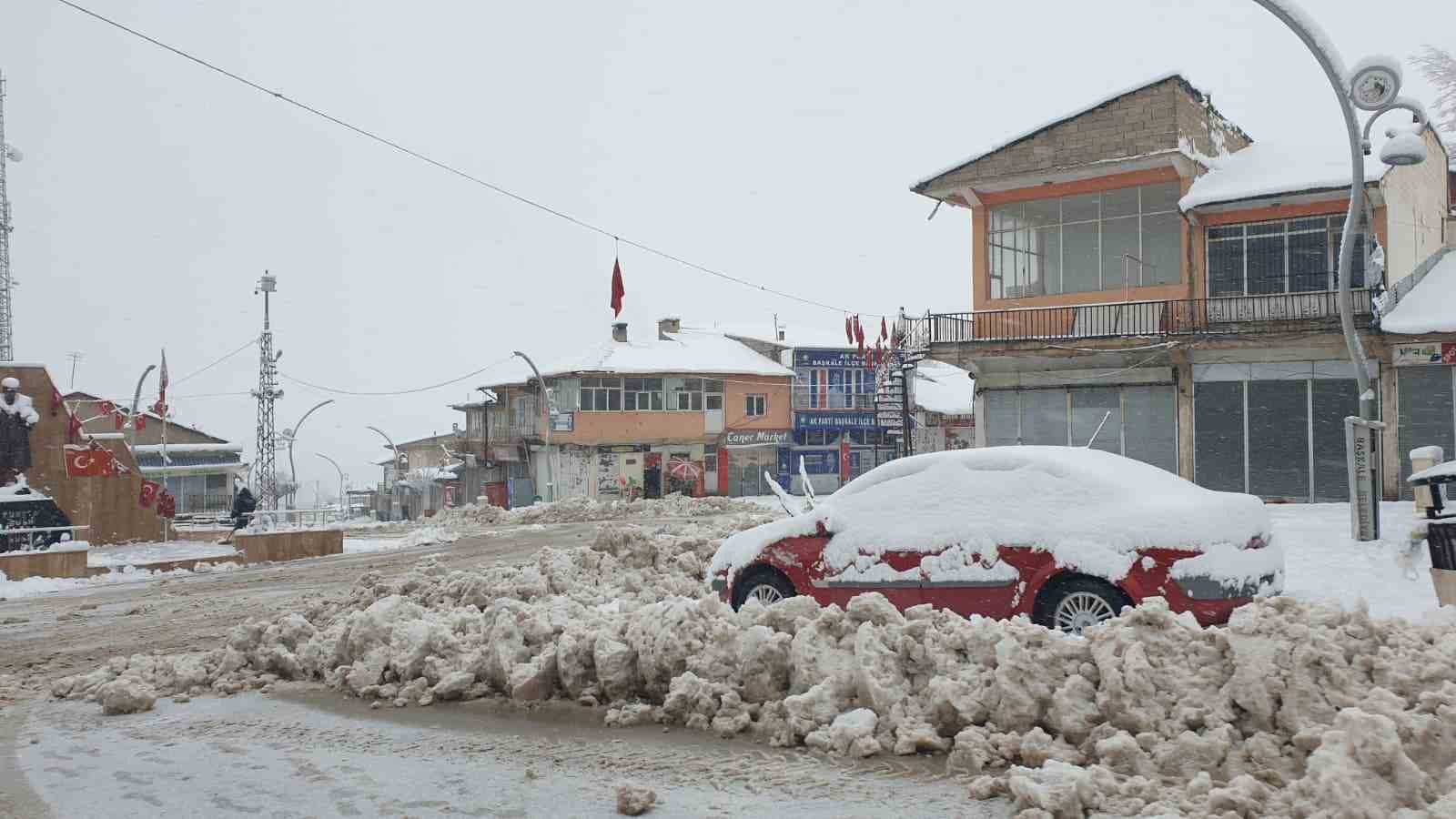 baskalede araclar kara gomuldu 11 yerlesim yerinin yolu ulasima kapandi 6 y3McM9lf
