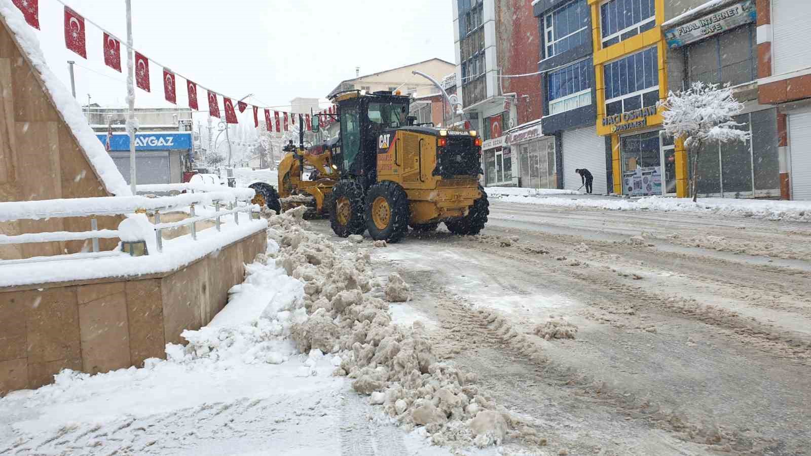 baskalede araclar kara gomuldu 11 yerlesim yerinin yolu ulasima kapandi 9 UYTlpdpG