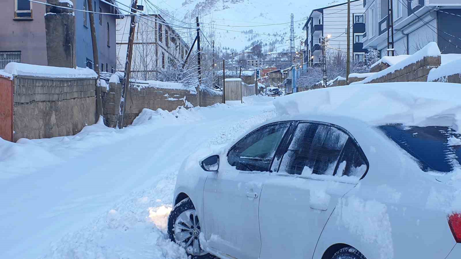 baskalede araclar kara gomuldu 4 yerlesim yerinin yolu ulasima kapandi 10 DanzCUcS