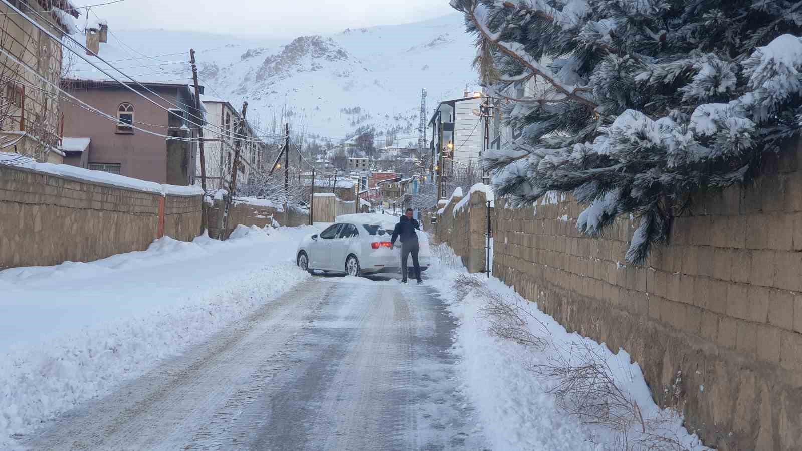 baskalede araclar kara gomuldu 4 yerlesim yerinin yolu ulasima kapandi 11 Cc4Bqs5P